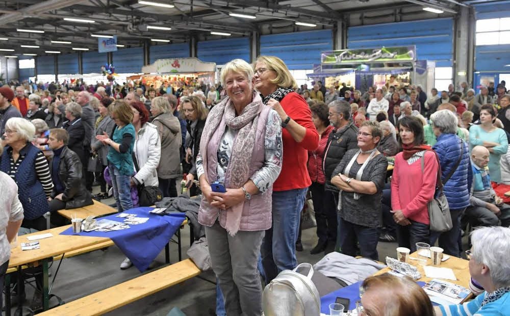 Rund 8 000 Besucher kamen zum Tag der offenen Tür und erfreuten sich auch am bunten Showprogramm in der großen Halle.