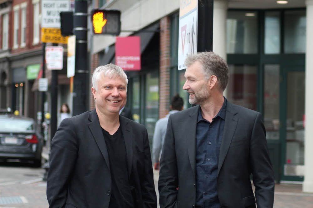 Darrick Carter (links) und der Hallenser Thomas Neumann können sich vorstellen, in Sachsen-Anhalt Fuß zu fassen.