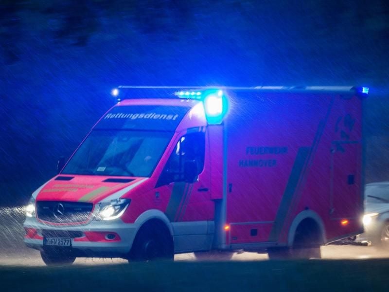 Ein Rettungswagen mit Blaulicht fährt über eine Straße. Foto: Silas Stein/Archiv