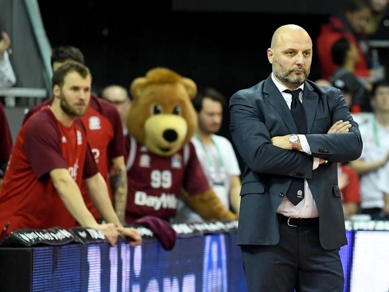 Angesäuert: Bayern-Coach Sasa Djordjevic schlug die Pleite gegen ALBA Berlin sichtbar auf die Laune. Foto: Peter Kneffel