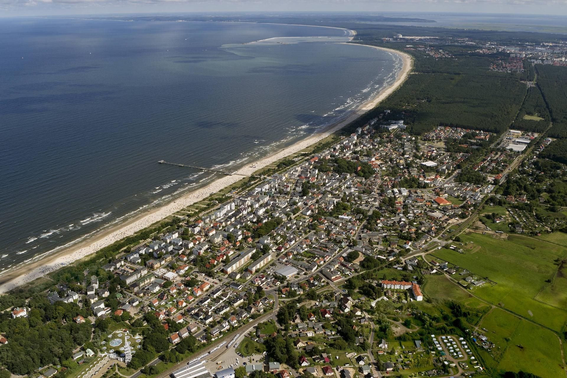 Blick aus der Luft über die Ostseeküste der Insel Usedom