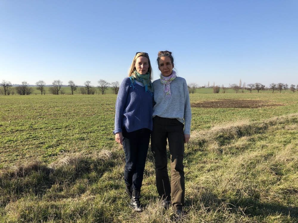 Die Initiatorinnen Katja Feldmer (links) und Tina Siebeck stehen am Rand des gepachteten Feldes.
