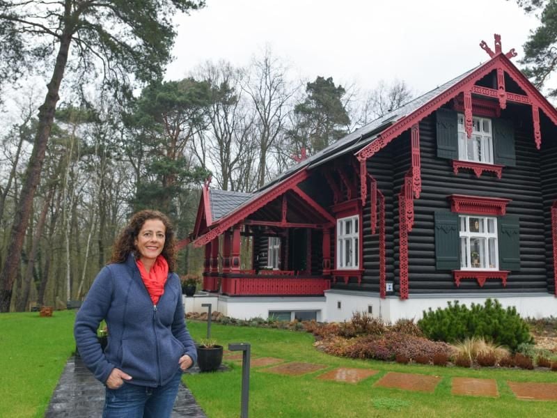 Die Agentinierin Maria Luisa Tomaso seht vor ihrem Haus, dem Maxim-Gorki-Haus in Bad Saarow. Erst vor drei Jahren hat sie das Haus mit ihrer Familie erstanden. Foto: Patrick Pleul