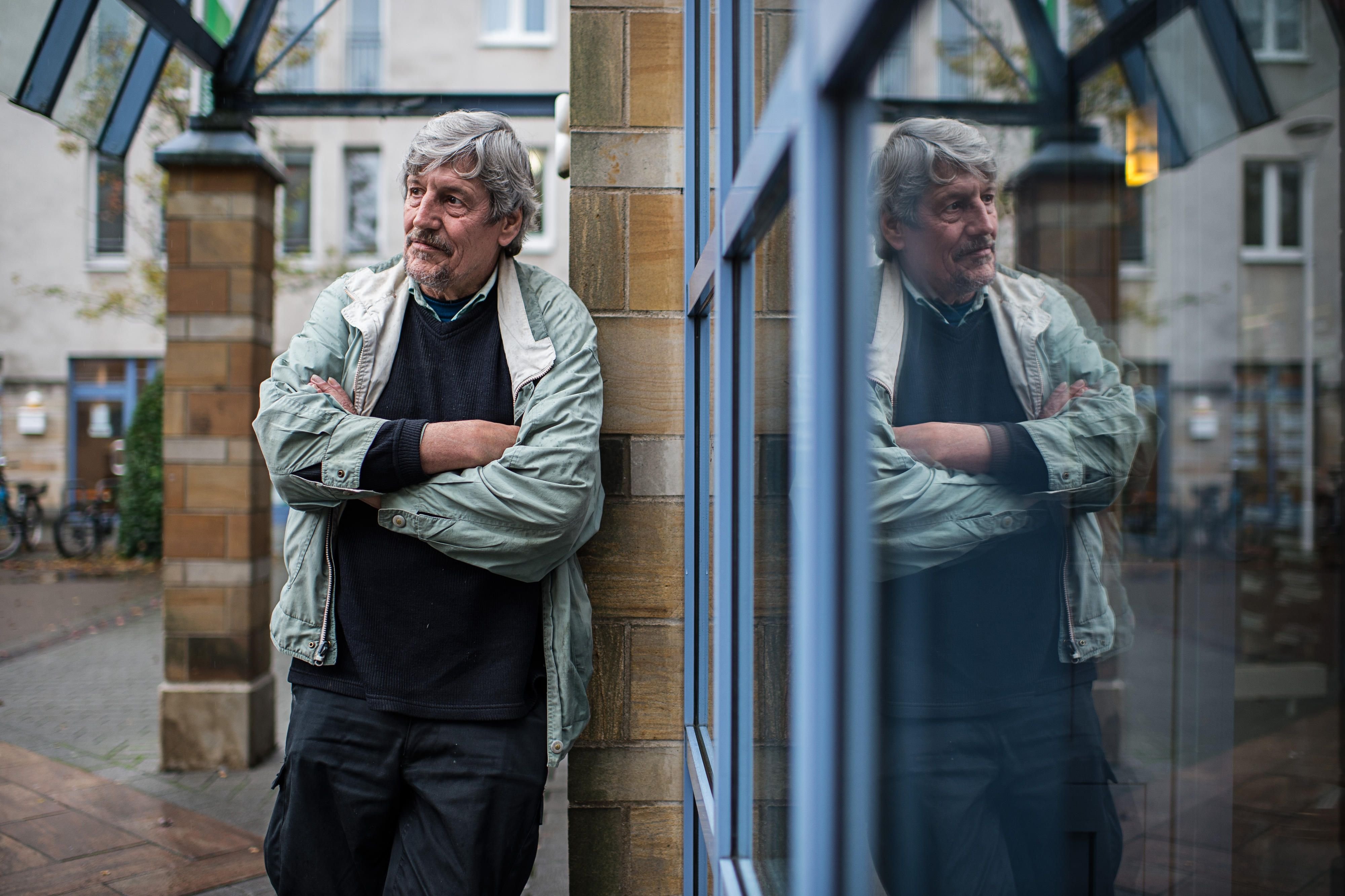 Ralf Aust, ehemaliges Heimkind im Franz Saales Haus, lehnt in Hilden an einer Wand der Stadtbibliothek.