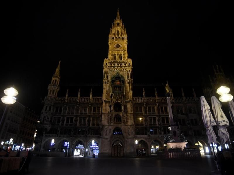 Der menschenleere Marienplatz in München. Foto: Felix Hörhager/dpa