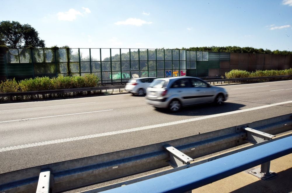 Teilweise existiert bei Kleinhelmsdorf schon einen Lärmschutzwand, doch die ist zu kurz. Die Anwohner von Roda, Kleinhelmsdorf aber auch Weickelsdorf leiden unter dem Lärm der Autobahn A9. Durch eine Reparaturmaßnahme ist es nun noch lauter geworden.