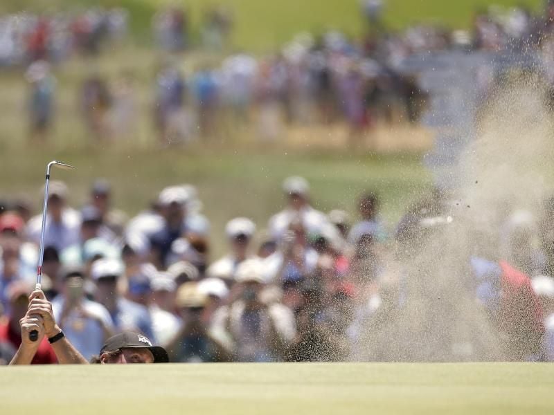 Auch US-Profi Phil Mickelson haderte mit den schwierigen Bedingungen auf dem Par-70-Kurs auf Long Island. Foto: Seth Wenig