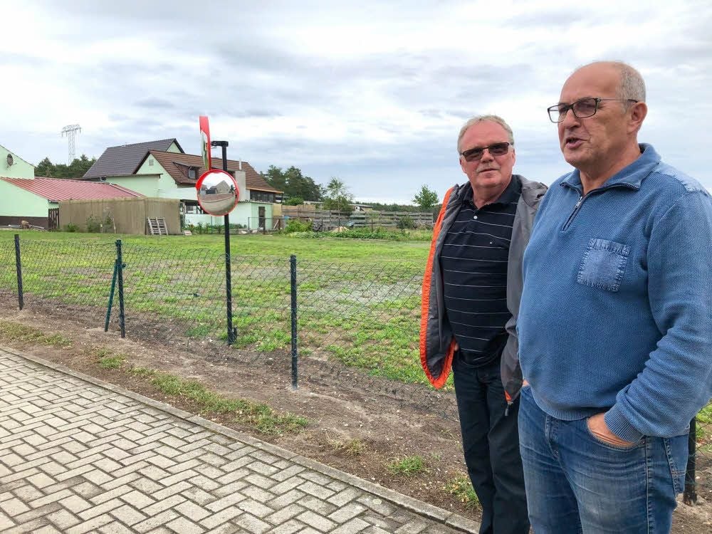 Werner Glowa (r.) und dessen Amtsvorgänger Ralf-Peter Reiband sind oft in Plodda unterwegs. Sie kennen das Dorf und dessen Einwohner.