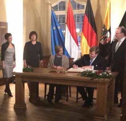 Abends zeigten sich die Royals den Menschen vor dem Alten Rathaus, drinnen haben sie sich ins Goldene Buch der Stadt Wittenberg eingetragen, bevor es bei einem Dinner auch Luther-Konfekt gab.