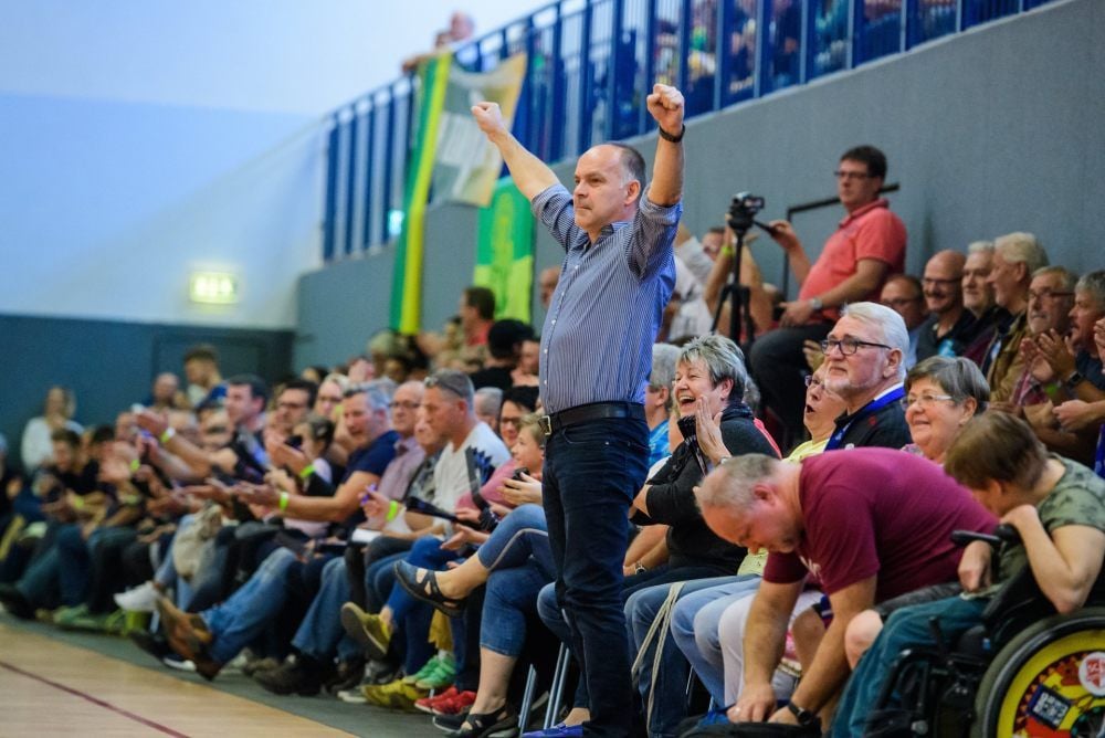 HCB-Präsident Uwe Gering freut sich über den Titel.