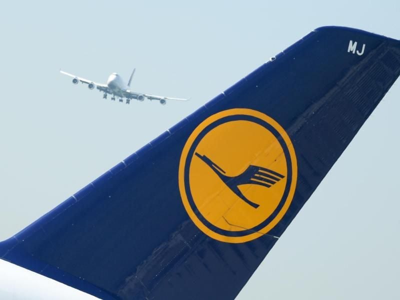 Eine Maschine der Lufthansa landet hinter einem Airbus A380-800. Foto: Arne Dedert/Archiv