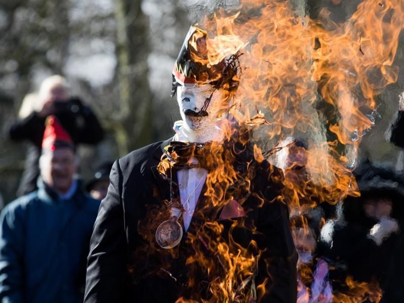 Der Hoppeditz steht in Flammen. Foto: Rolf Vennenbernd