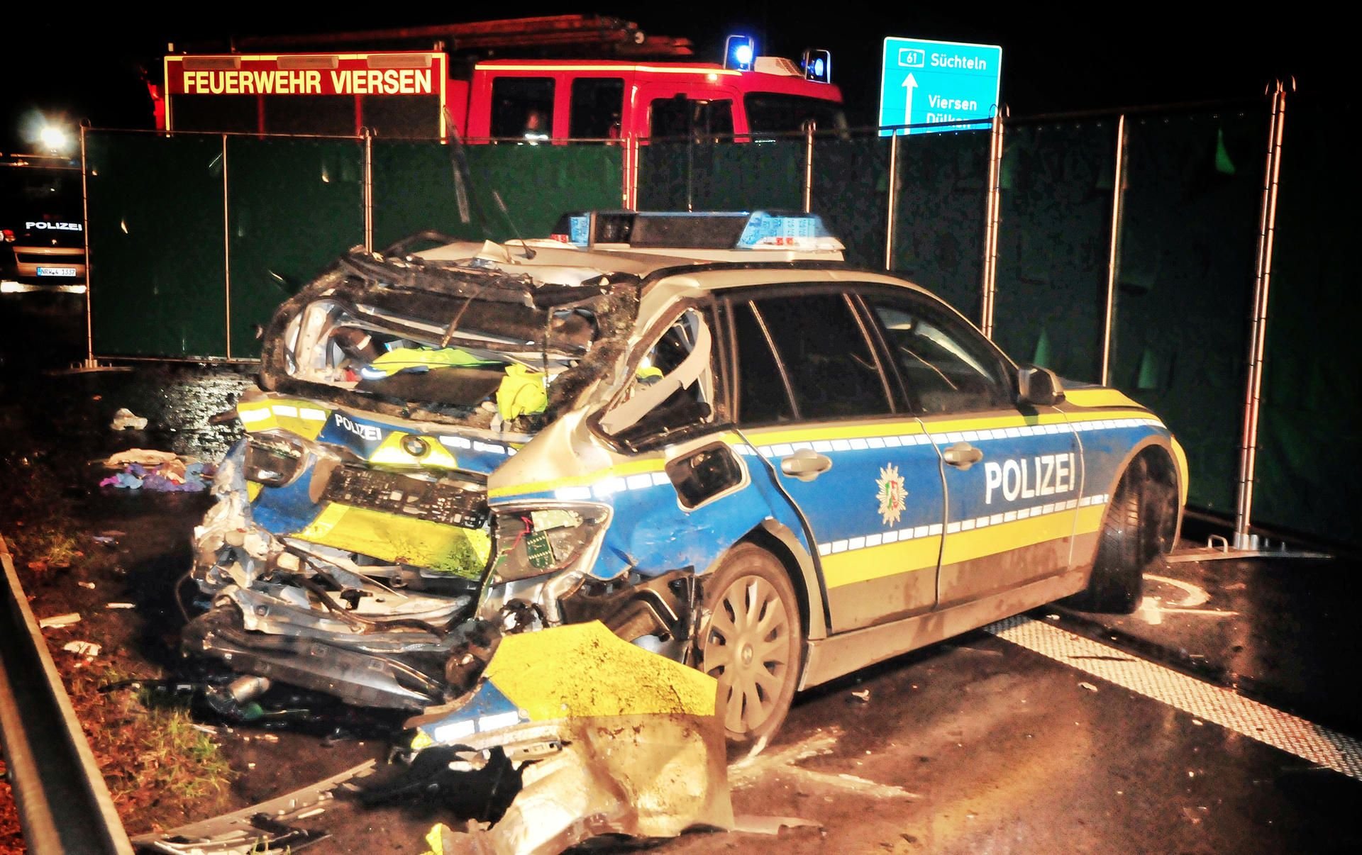Der zerstörte Polizeiwagen bei Viersen (Nordrhein-Westfalen) auf der Autobahn A61.