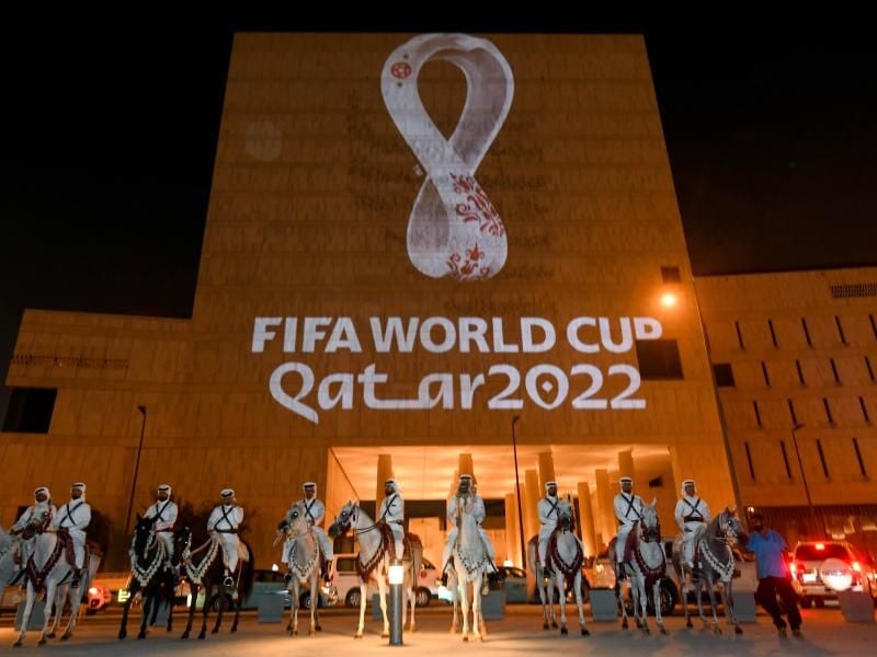 An die Fassade des Gebäudes in Souq Waqif Doha, der Hauptstadt von Katar, wird das Logo der Fußball-Weltmeisterschaft in Katar 2022 projeziert. Foto: Nikku/XinHua/dpa