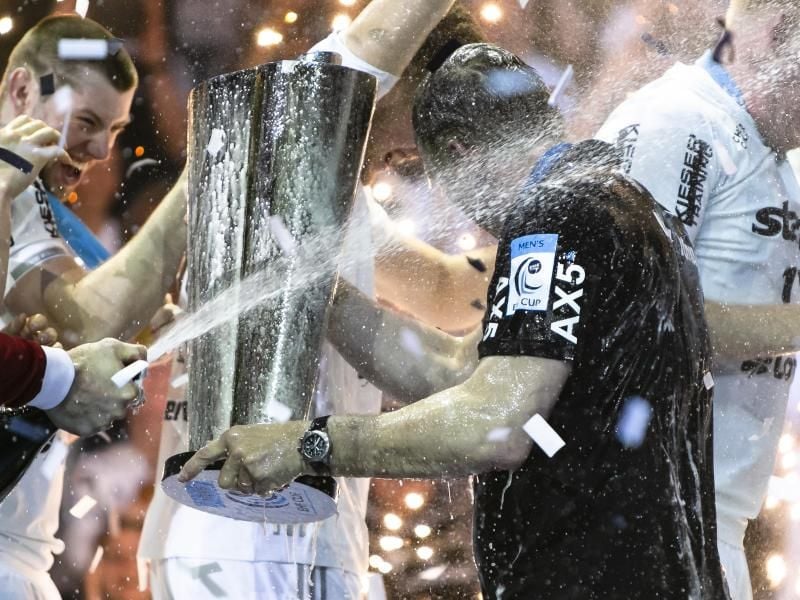 Kiels Trainer Alfred Gislason erhält nach dem Gewinn des EHF-Pokals eine Champagnerdusche. Foto: Frank Molter