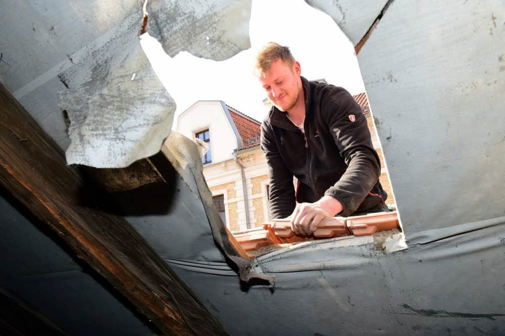 Oliver Kaufmann vom Dachdeckerbetrieb Radetzki auf einer Baustelle in der Eisleber Klosterstraße