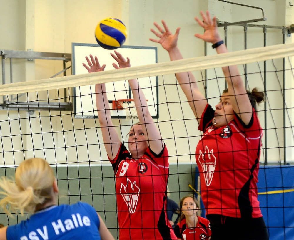 Die Motor-Damen Sandra Sommerwerk und Stefanie König (v.l.) beim Block gegen den PSV Halle.