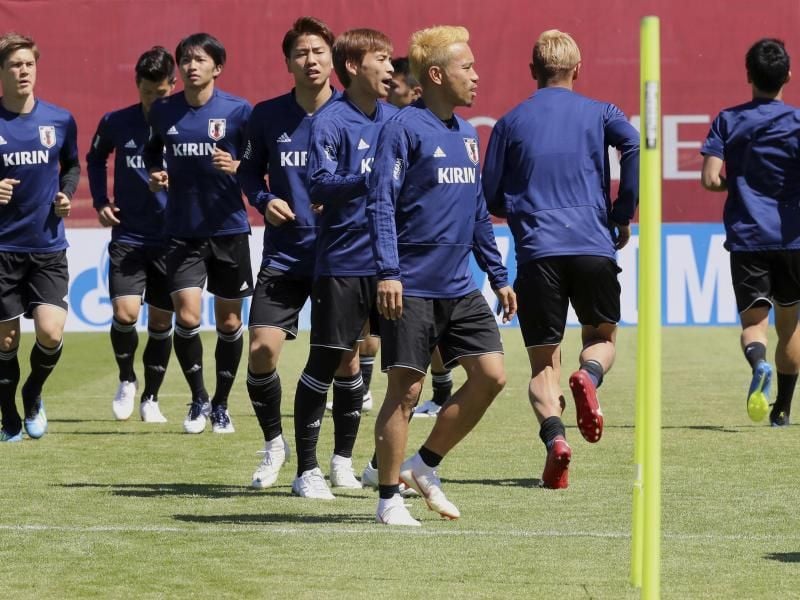 Japans Spieler trainieren noch ohne Shinji Okazaki. Foto: Eugene Hoshiko/AP