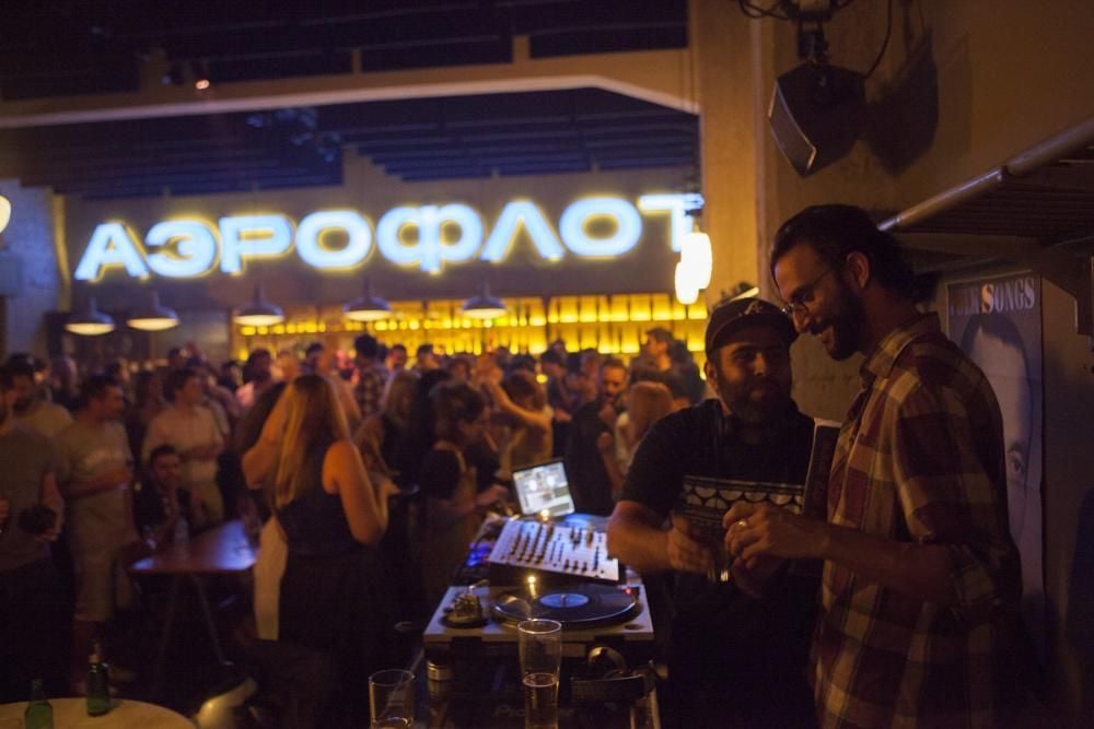 Lässige Atmosphäre, Live-DJs: Das BIOS, einen Kultur- und Musikzentrum mit Café, ist ein Epizentrum der Hipster in Athen.