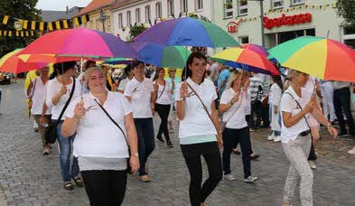 Kunterbunt präsentierte sich die Kindertagesstätte „Kunterbunt“. Die Schirme blieben trocken.