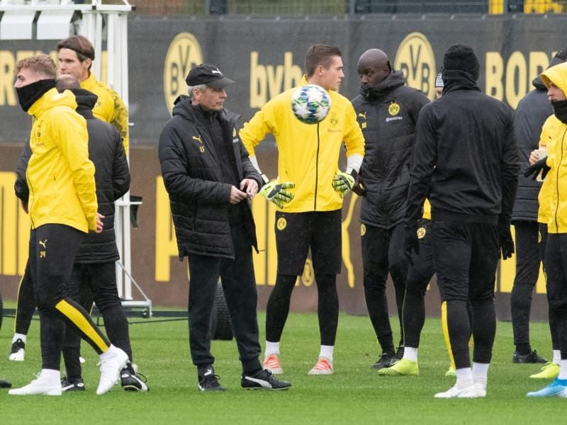 BVB-Coach Lucien Favre (M) leitet das Training seiner Mannschaft vor dem Spiel gegen Inter Mailand. Foto: Bernd Thissen/dpa