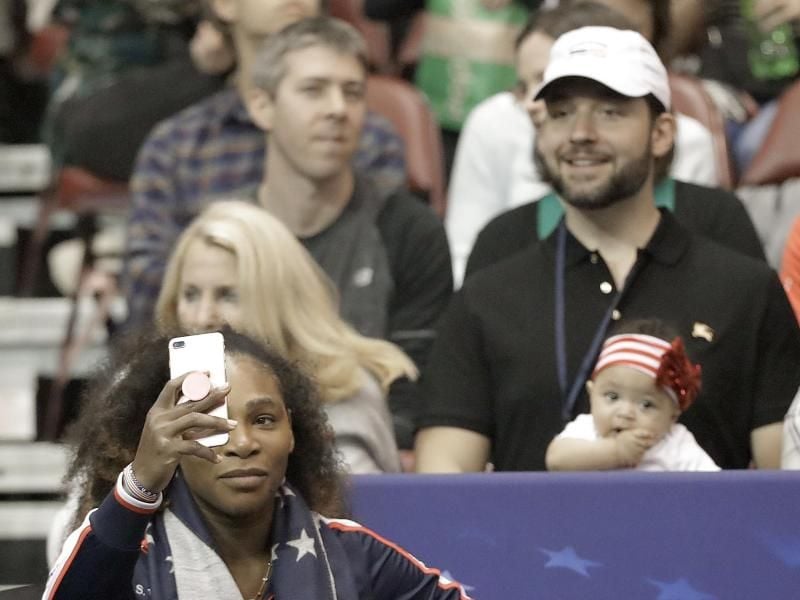 Serena Williams macht ein Selfie mit ihrem Mann Alexis Ohanian und Tochter Alexis Olympia Ohanian Jr. Foto: Chuck Burton/AP