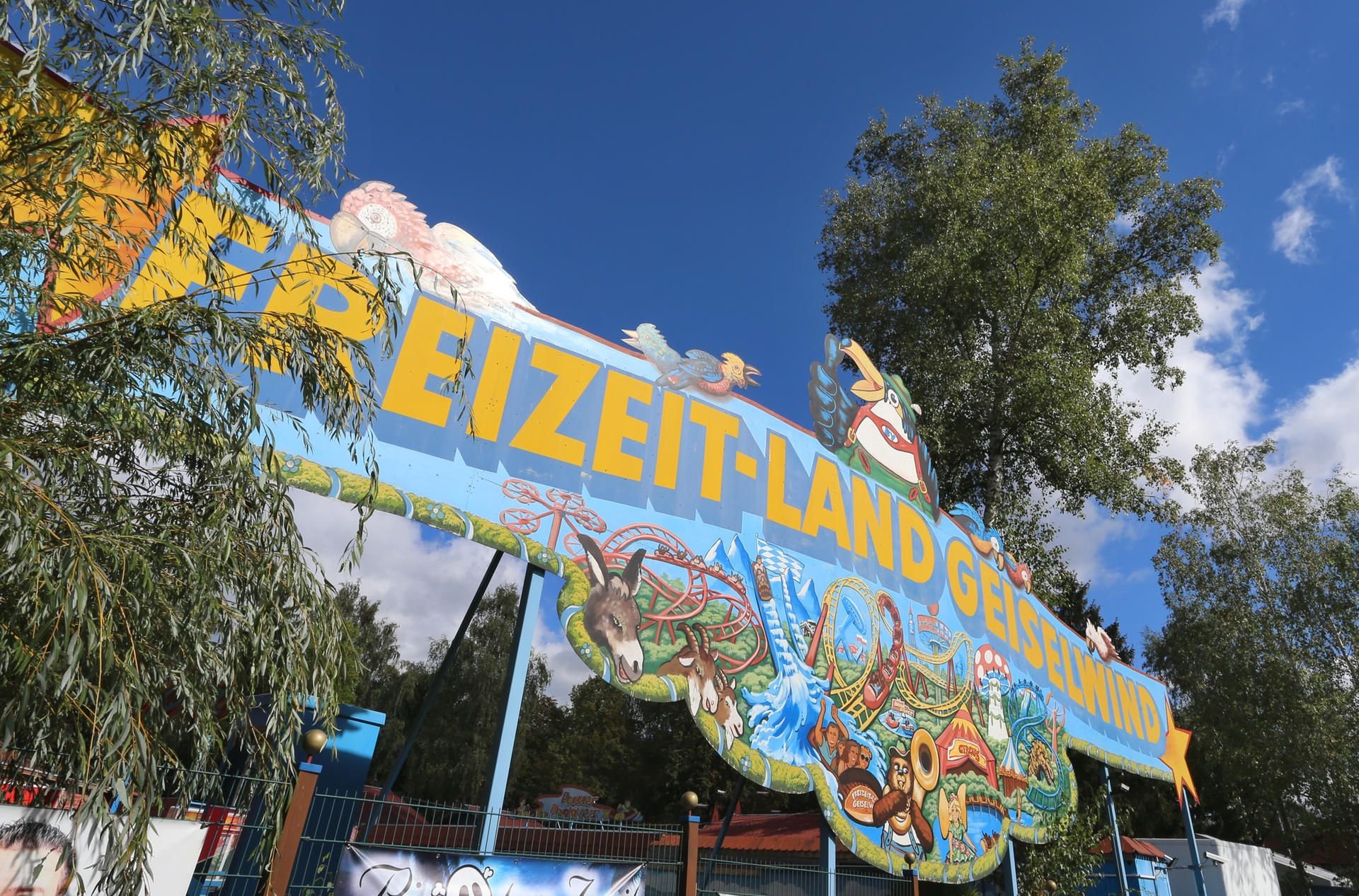 Der Betreiber des Freizeitparks Freizeit-Land Geiselwind muss sich vor Gericht verantworten, weil in seinem Park echte Grabsteine standen.