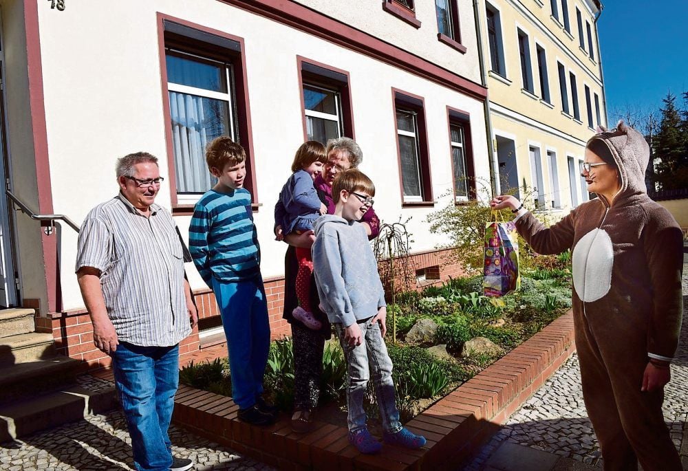 Eisleben: Der Osterhase (Jenny Holst) steht vor dem Haus: Leon freut sich mit seiner Familie über den Besuch.