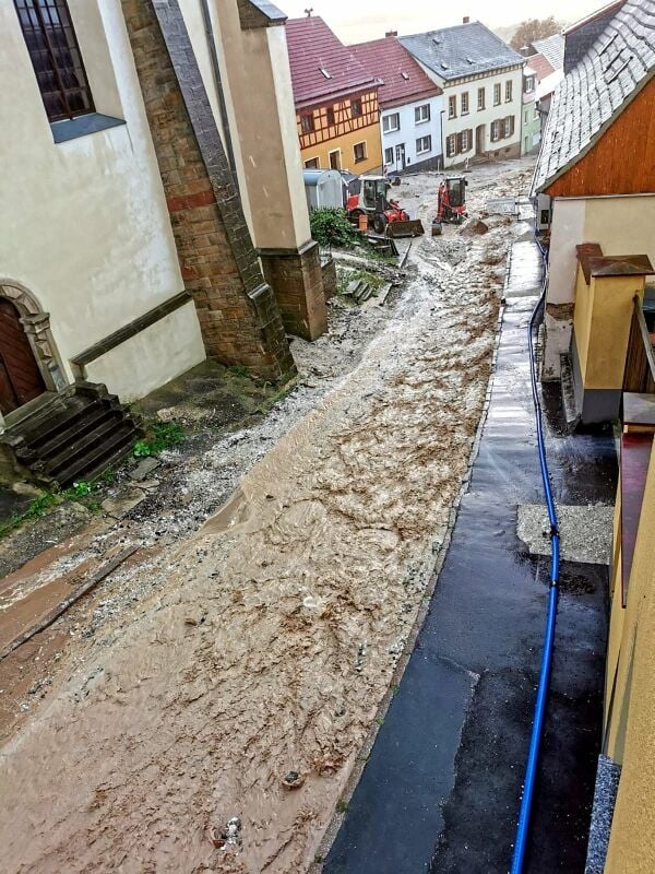 Am Dienstagabend prasselt Starkregen auf Osterfeld nieder. Die Bauschächte sind im Nu vollgelaufen und Wassermassen stürzen sich den Kirchberg herunter. Sie reißen Schlamm und Geröll mit.