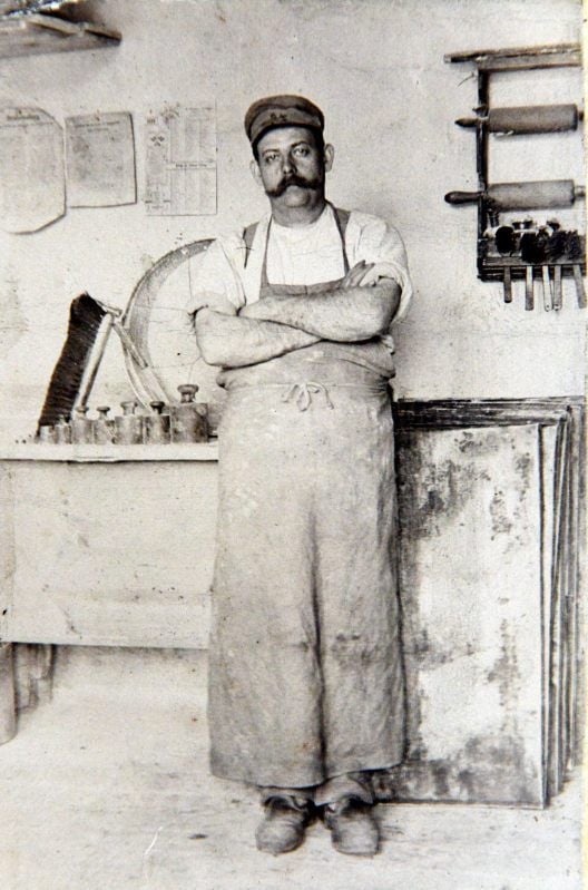 Ur-Großvater Rudolph Ehrhardt um 1900 in seiner Backstube