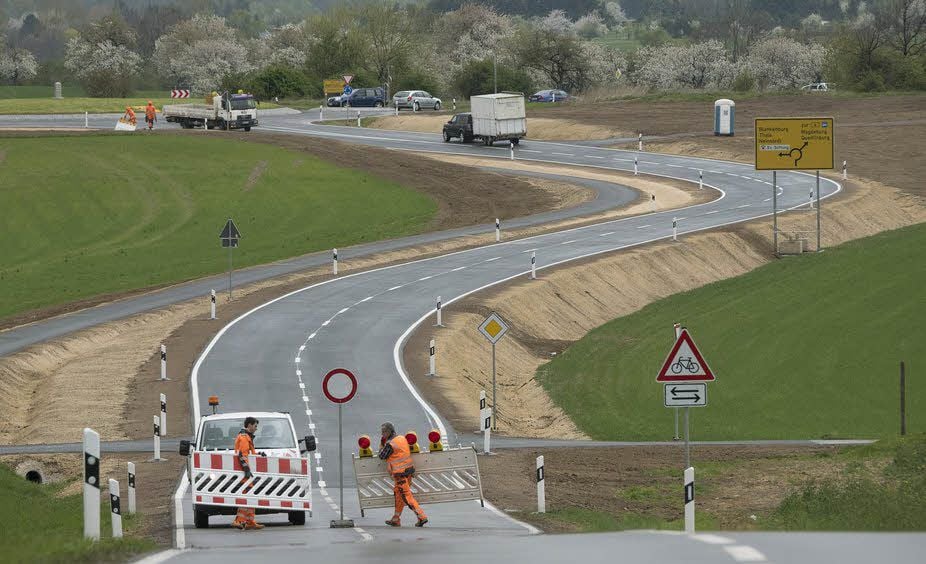 Die Absperrungen am letzten Teilstück werden weggeräumt, die insgesamt mehr als neun Kilometer lange Ortsumfahrung ist nun komplett frei.