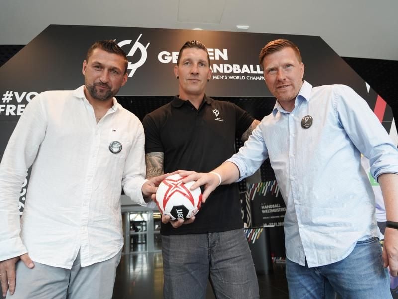 Andreas Neuendorf (r-l), Stefan Kretzschmar und Torsten Mattuschka werden alsWM-Botschafter für den Spielort Berlin vorgestellt. Foto: Jörg Carstensen