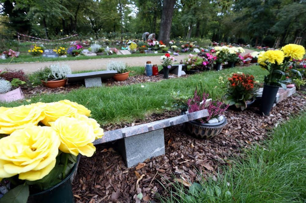 So oder so ähnlich wie die Urnengemeinschaft mit Steinplatten auf dem Bernburger Friedhof II an der Parkstraße sollen die Wiesengräber auch in Könnern aussehen.