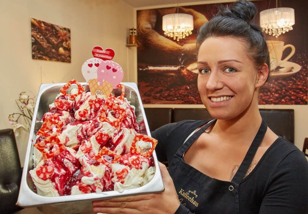 Rebecca Lange präsentiert das leckere Eis zum Valentinstag, das es heute im Bernburger Café Schrödter gibt.