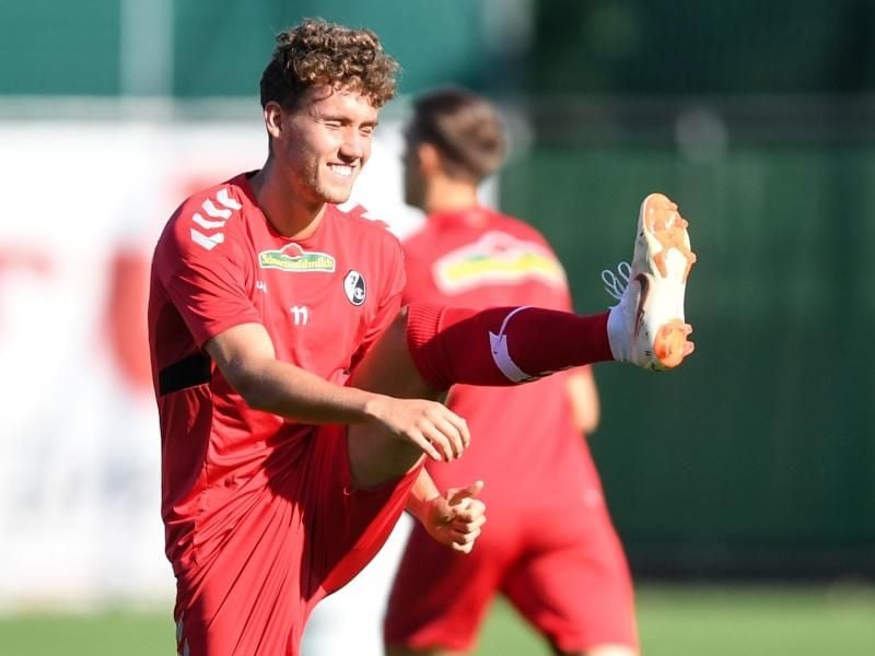 Luca Waldschmidt macht sich beim Training des SC Freiburg fit. Foto: Patrick Seeger