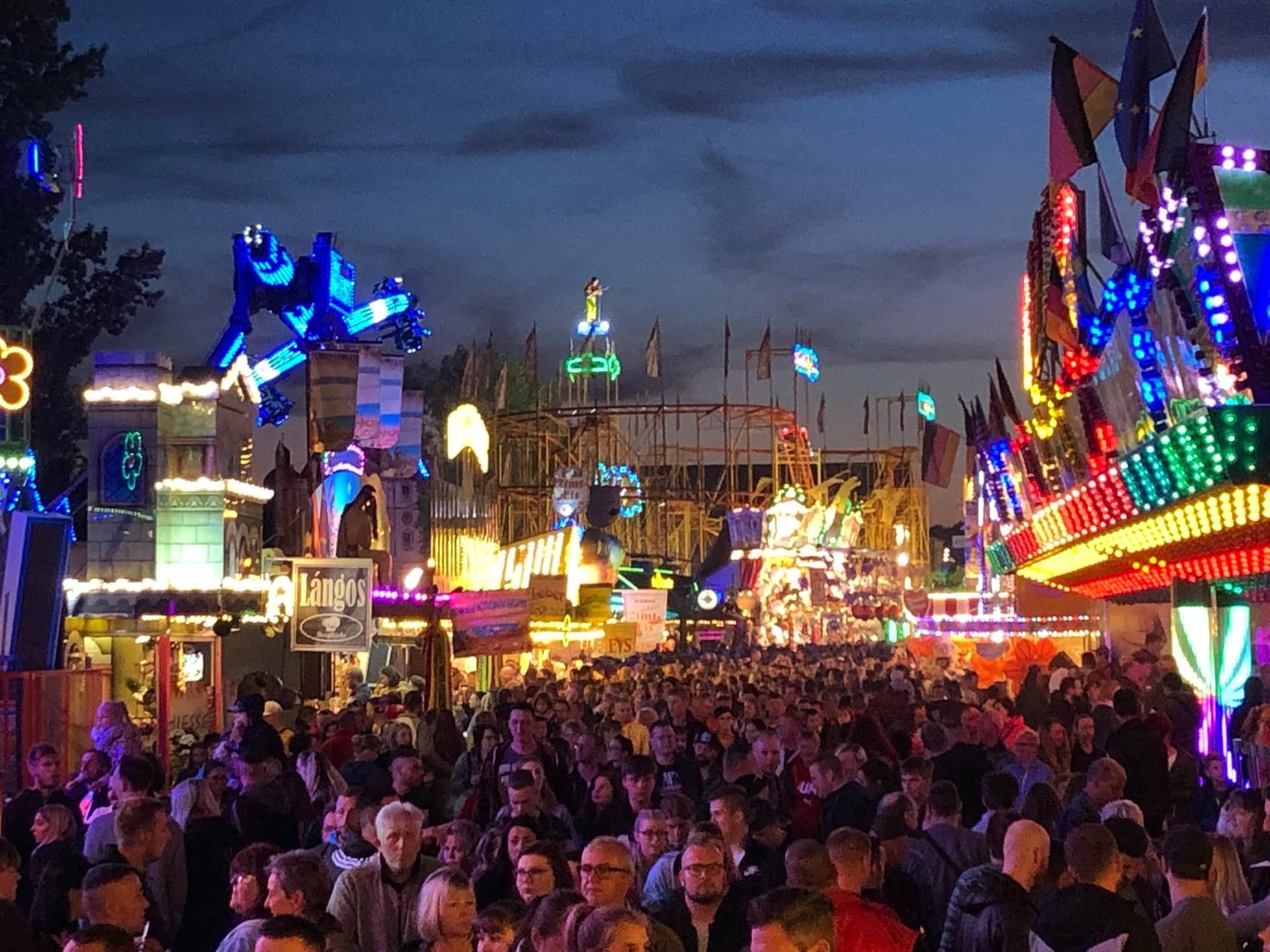 Bis nach Mitternacht ist am Samstag auf dem Eisleber Wiesengelände gefeiert worden. Tausende Besucher waren in die Lutherstadt geströmt.