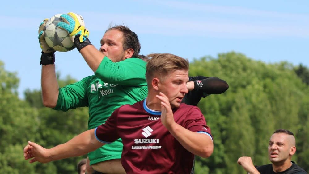 Heiß her ging es in vielen Partien der Saison der Kreisoberliga. Hier klärt Anhalt-Keeper Daniel Glabau vor dem Roßlaer Alexander Fricke.