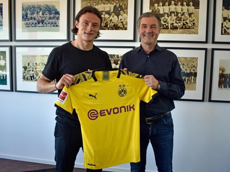 BVB-Sportdirektor Michael Zorc (r) empfängt Nico Schulz. Foto: BVB/Borussia Dortmund