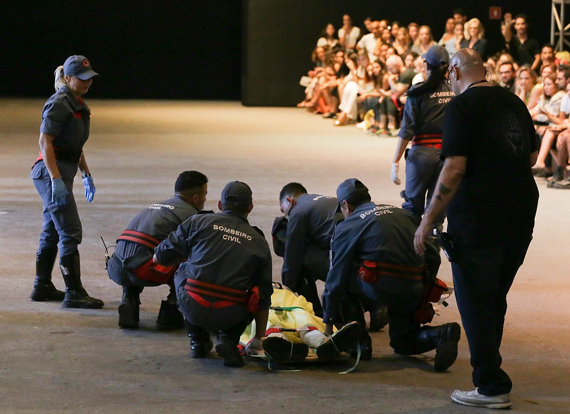 Tesla Soares brach auf der Fashion Week in Sao Paulo zusammen.