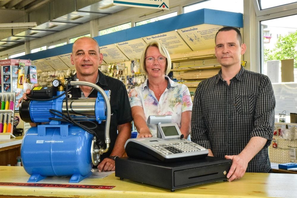 Das Kassen-System für die Mehrwertsteuersenkung ist umgestellt, neue Preisschilder gibt es im Einzelhandel bei „Eisen-Maenicke“ für ein halbes Jahr aber nicht. Der Aufwand, sagt Chefin Kathrin Lehnert - hier mit ihren Mitarbeitern Andreas Hansee (l.) und Nico Zelt (r.) - ist einfach zu groß.
