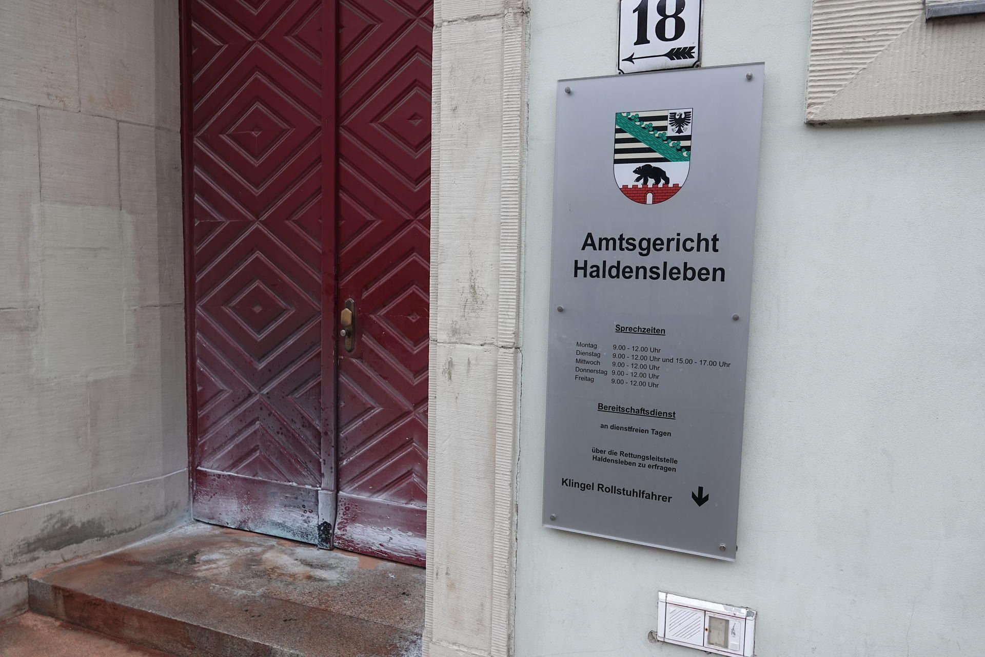 Vor der Tür des Amtsgerichts in Haldensleben wurde Feuer gelegt.