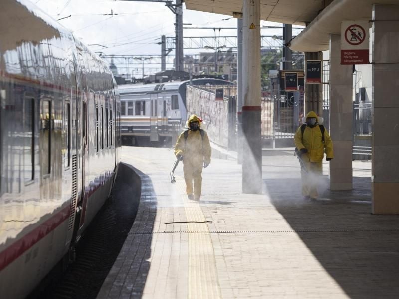 Staatliche Mitarbeiter in Schutzkleidung desinfizieren den Kiewer Bahnhof in Moskau. Foto: Alexander Zemlianichenko Jr/AP/dpa