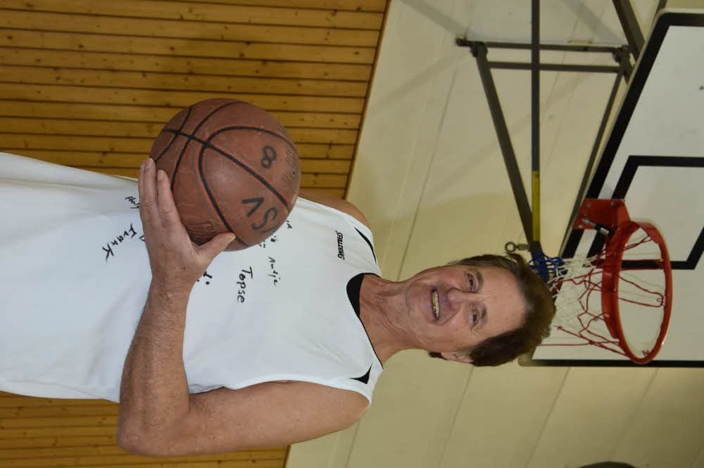 Ein letztes Mal nahm Jürgen Nixdorf den Basketball in die Hand.