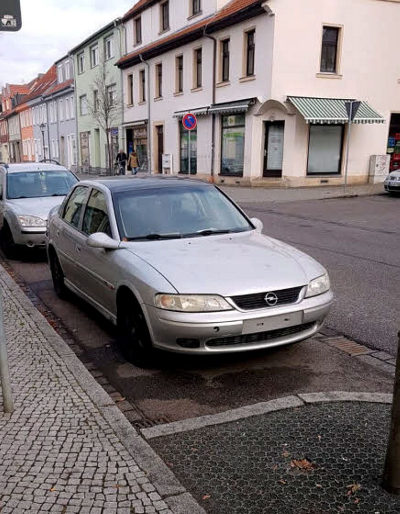 Dieses Auto soll in diesem Jahr aus der Halleschen Straße in Bernburg noch verschwinden.