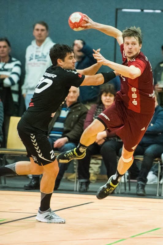 HCB-Kapitän Ants Benecke (r.) wird von Alexander Weber bedrängt.