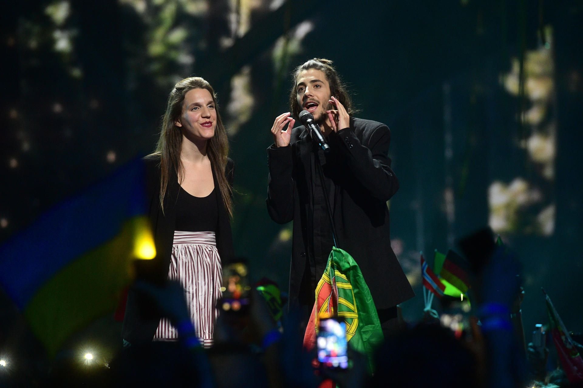 Der Sieger des 62. Eurovision Song Contest Salvador Sobral aus Portugal, singt noch einmal seinen Song „Amor pelos dois“ nach dem Finale. Den Song hat ihm seine Schwester Luisa (l.) geschrieben.