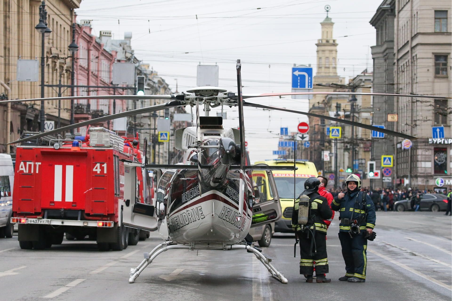 Rettungskräfte vor dem Eingang zur Tekhnologichesky Institut U-Bahnstation in St.Petersburg