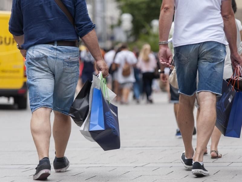 In der Freizeit können Männer das Hemd über der Hose tragen. Foto: Sebastian Gollnow/dpa