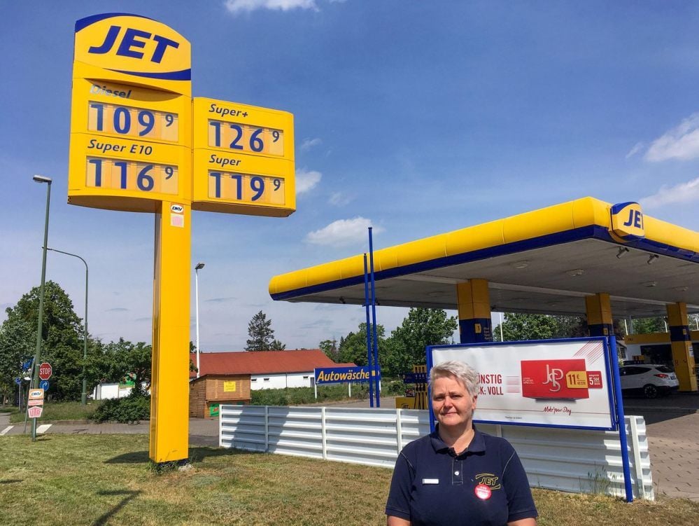 Inhaberin Daniela Hein betreibt seit mehr als 25 Jahren die Jet-Tankstelle in Dessau-Süd.