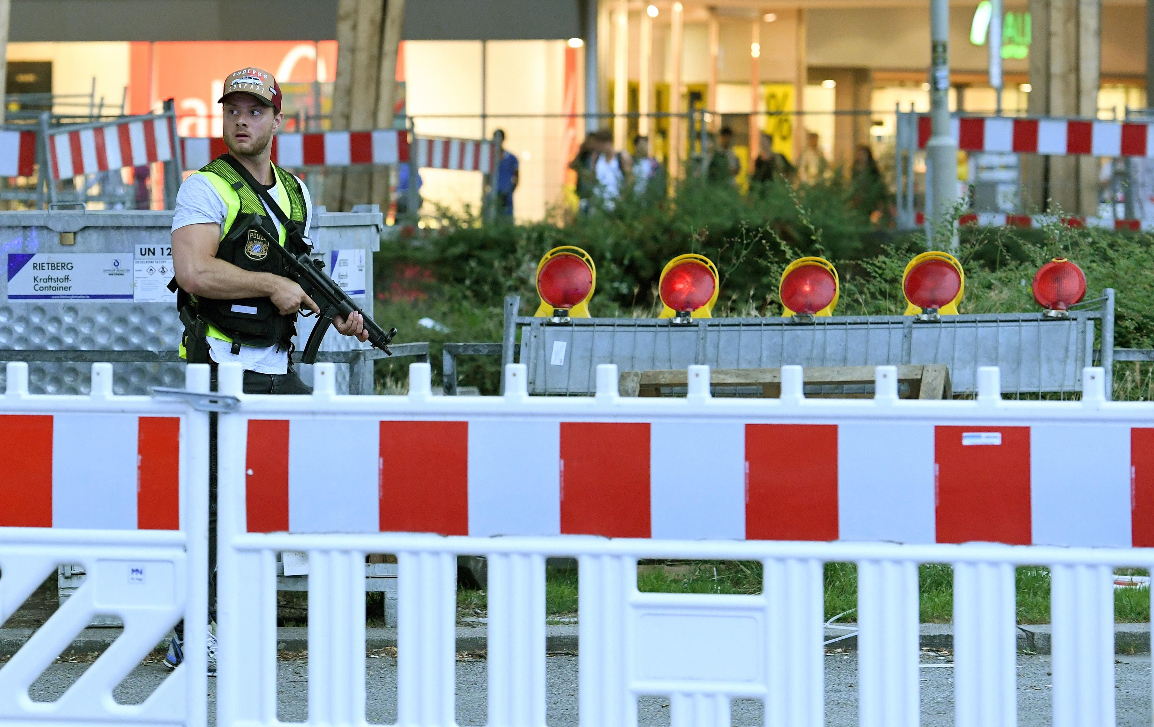 Ein Polizist steht in München am Stachus und sichert nach einer Schießerei das Gelände.